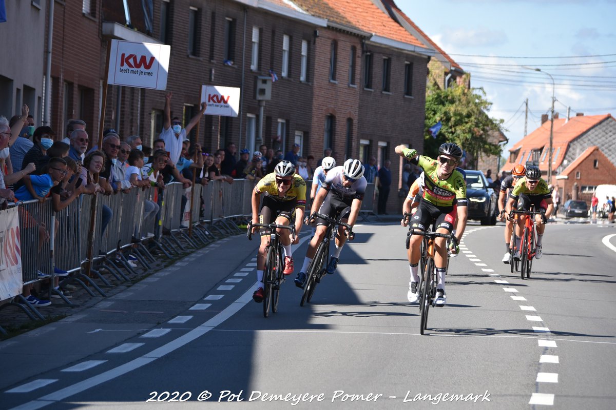 Pomerr's tweet image. Louis Blouwe wint in Langemark de sprint voor Thomas Joseph en Vangheluwe Warre.