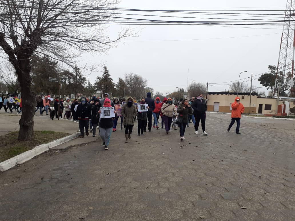 encalleviva's tweet photo. Ahora concentración en el Playon en Buratovich en reclamo a la desaparición de #FacundoAstudilloCastro y se va a marchar a la Comisaria
#dondeestafacundocastro
#dondeestakufa https://t.co/zgq3m0ZecL