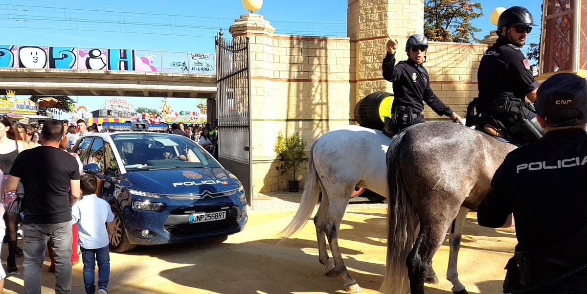 Todopolicia's tweet photo. A pie, a coche o a caballo, siempre Policía Nacional
.
.
.
#policianacional #policianacionaldominicana #promo36 #pmm #polic #policias #policialocal #ladelgadal #thinbluneline #oposiciones #guardiadelanoche #madrid #espa #cronosoposiciones #academiacronos #guardiacivil https://t.co/jEvSEkVBSR