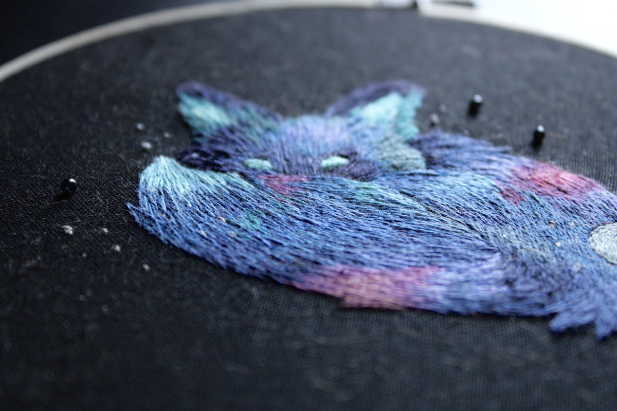 Ulyssse_'s tweet photo. « Cosmic Fox »! ✨

Diam: 13cm.

Quelqu’un a posé une option dessus. Si ce n’est pas acheté, je le mettrai en vente dès que j’ai l’info!

#embroidery #broderie #cosmicfox #renardcosmique #mythology #beastiary #handmade #handcraft #craft #fox #renard #art https://t.co/pHdIfrjeB1