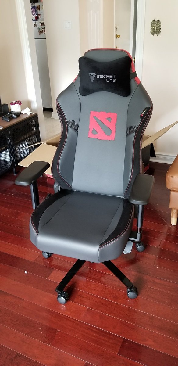 Safi9000's tweet photo. Fit for a king! #Secretlab https://t.co/CczECOst6Z