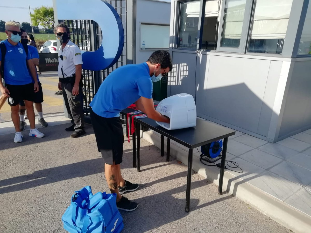 ffrm_es's tweet photo. 🧰👐 | Aumenta la seguridad sanitaria en @PinatarArena con un dispositivo de higienización de manos patentado por #Beklean. https://t.co/YCL028V2t5