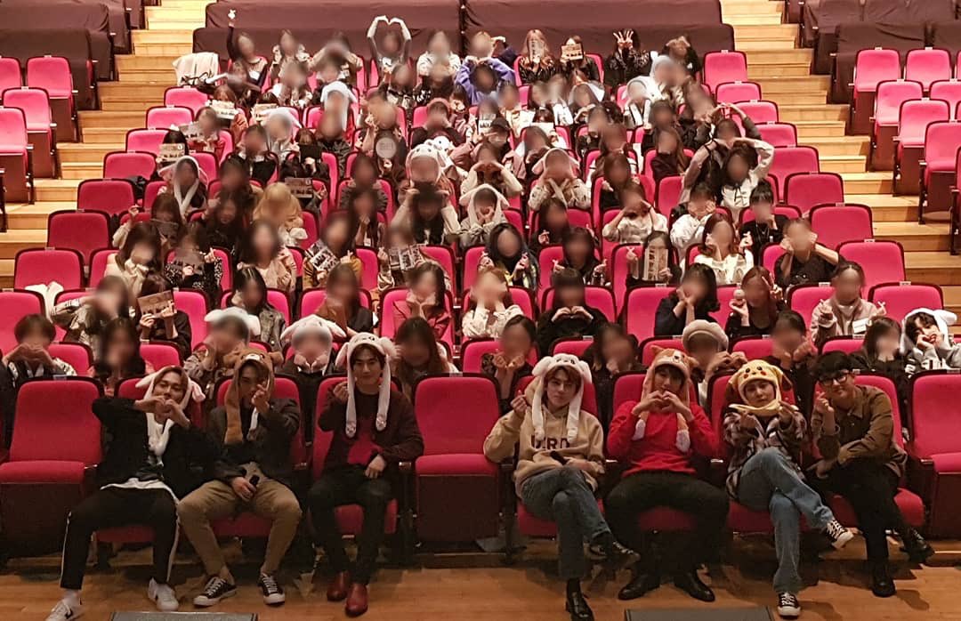 loeyfeed's tweet photo. remember when chanyeol sat next to fan while taking picture because she cried for an hour🥺❤️ https://t.co/qgiWmBytI6