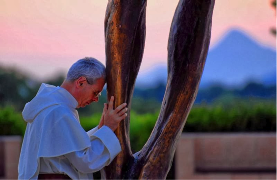 CRISTO MILAGROSO DE MEDUGORJE. DE LA PIERNA QUE TOCA BROTA A VECES, CUANDO DIOS QUIERE, UN LÍQUIDO PARECIDO AL SUERO.