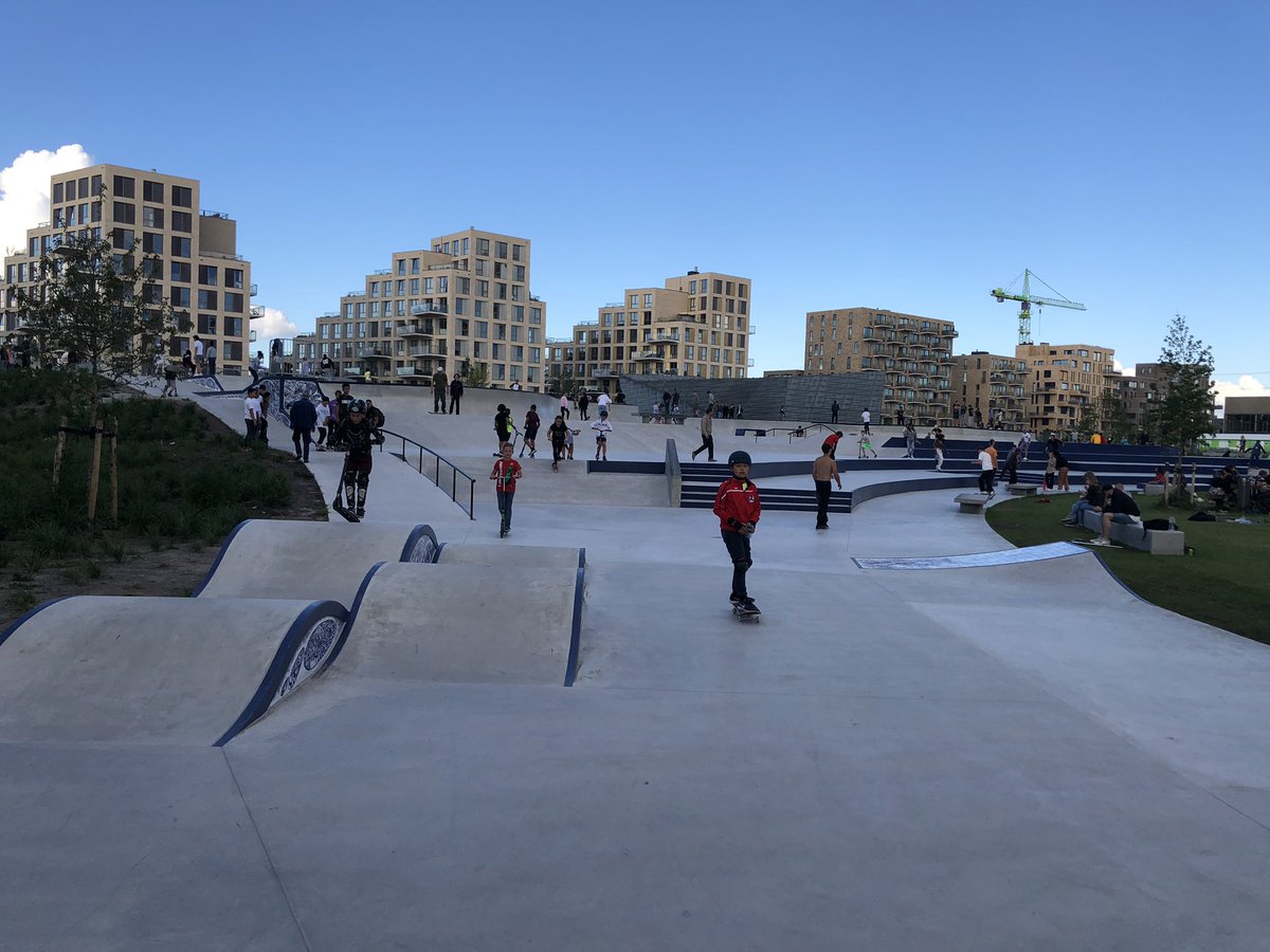 DaanHvanderVorm's tweet photo. #Skatepark #zeeburg #Amsterdam zo te zien een megasucces, telde zomaar 200 man/vrouw op wieltjes https://t.co/70Kle26tdv