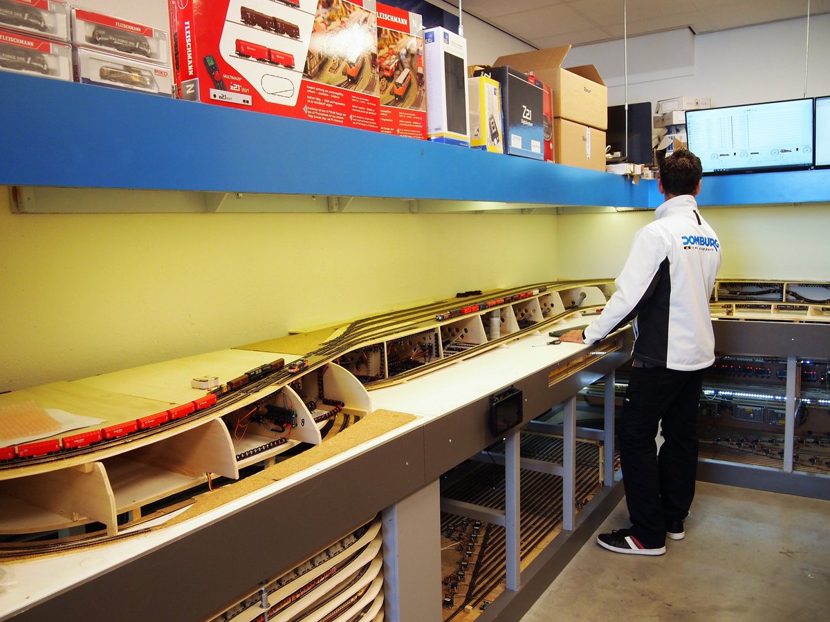 ErmeloVanNu's tweet photo. https://t.co/ujANI6dQXC

Martin Domburg begint modelspoorwinkel in Ermelo met modeltreinen in alle formaten

#Ermelo @GemeenteErmelo #Domburgtrainsupport @DomburgSupport https://t.co/W8c5Zk0DyG