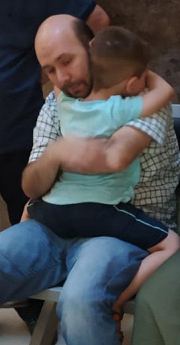 angelicaauffman's tweet photo. Ah Ahmet...
Annesi Dilek Deveci ve Babası Abdullah Deveci bir gün arayla Maraş'da tutuklandı. Ahmet onlara işte böyle veda etti. 

Çok can yaktınız çok...
@celalettingvnc 

HalaÜmit Varken Ahmet'i bu yalnızlıktan kurtarın. https://t.co/pTJiS2pRlK