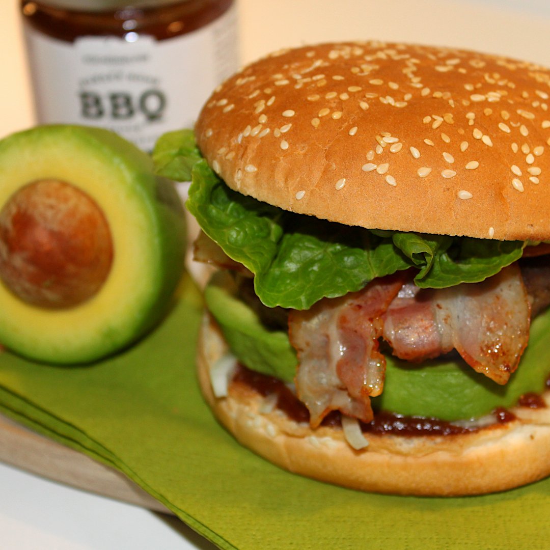 VINOTHECAcom's tweet photo. [#REZEPT] Avocado-Bacon #Burger (⏱️ 45 Min.)

Cremig-nussige #Avocado trifft knackigen Roma-Salat und knusprigen Bacon. Das perfekt gewürzte Hackfleischpatty und die außergewöhnlich leckere #BBQ-Burger-Sauce tun ihr Übriges. 😋

➡️ https://t.co/U0bbYLGLWq https://t.co/ZQSZk6rWgK