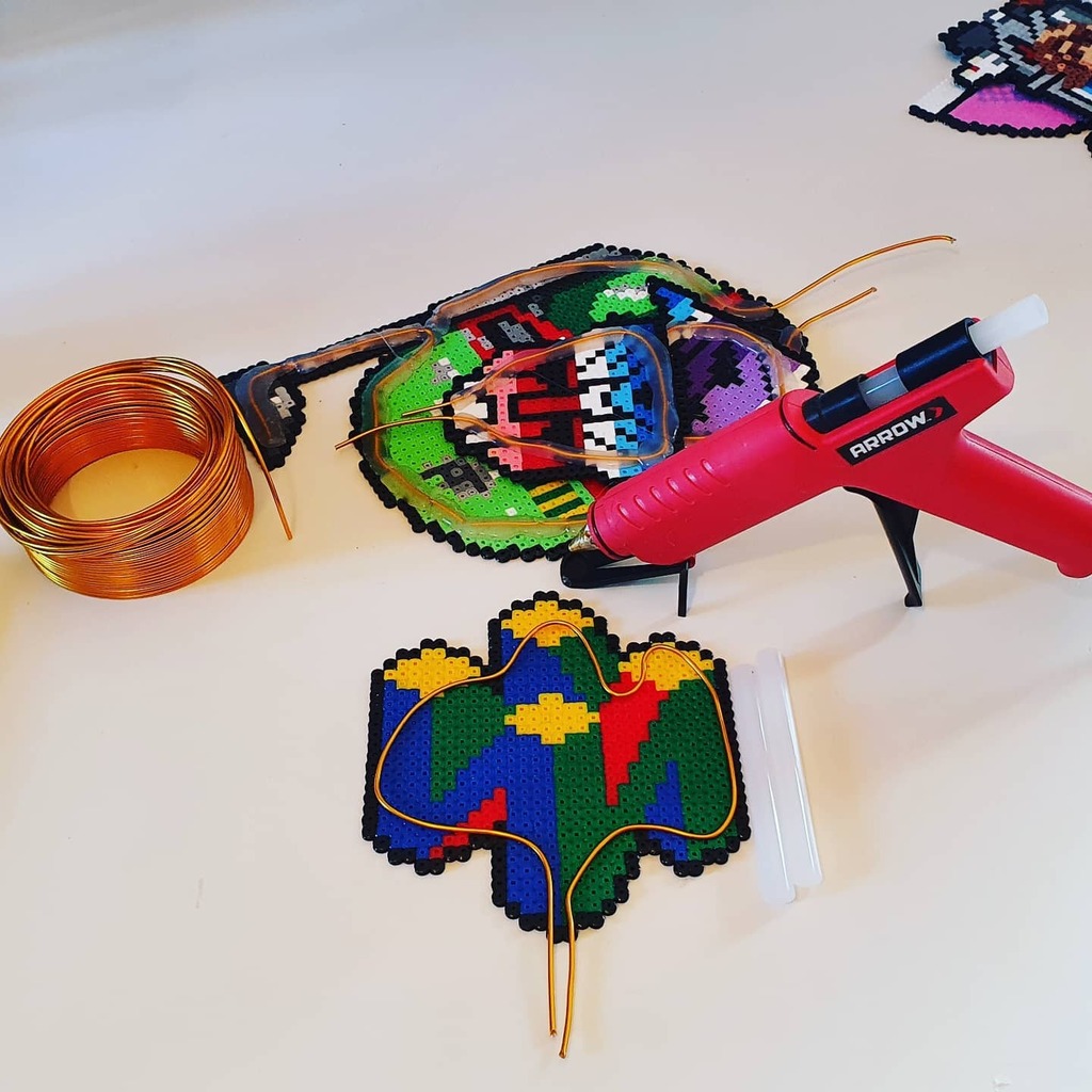 phmark's tweet photo. Behind the scenes. Gluing the metal skeleton on the latest creations

#perler #fusebeads #perlerbeads #pärlor #perleplade #8bit #hobby #crafting #creative #nerd #nørd #geek #geeklife #glue #gluegun https://t.co/yLWUZAST8f https://t.co/rLBRfrKH5Y