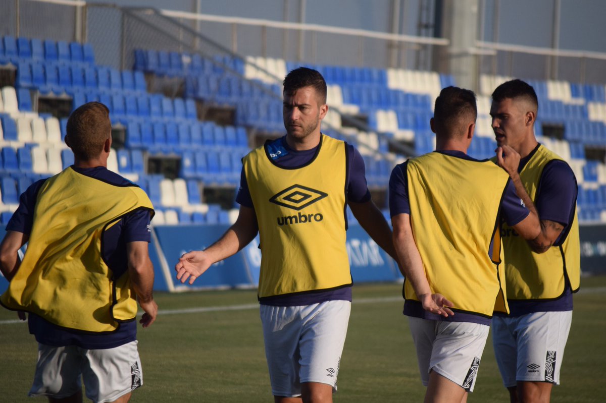 racingctmmfc's tweet photo. #FinalPlayOff / 📷 / ¡Calientan 🏋🏻‍♂️nuestros guerreros sobre el perfecto tapiz natural de @PinatarArena! ⚔️

Poco menos de media hora para que arranque la final del #PlayOff de Ascenso a @treceraG13 🆚 @fclaunionatl. 

#FuerzaYHonor #HastaElFinal 💙⚪️ https://t.co/FmBkqt7696