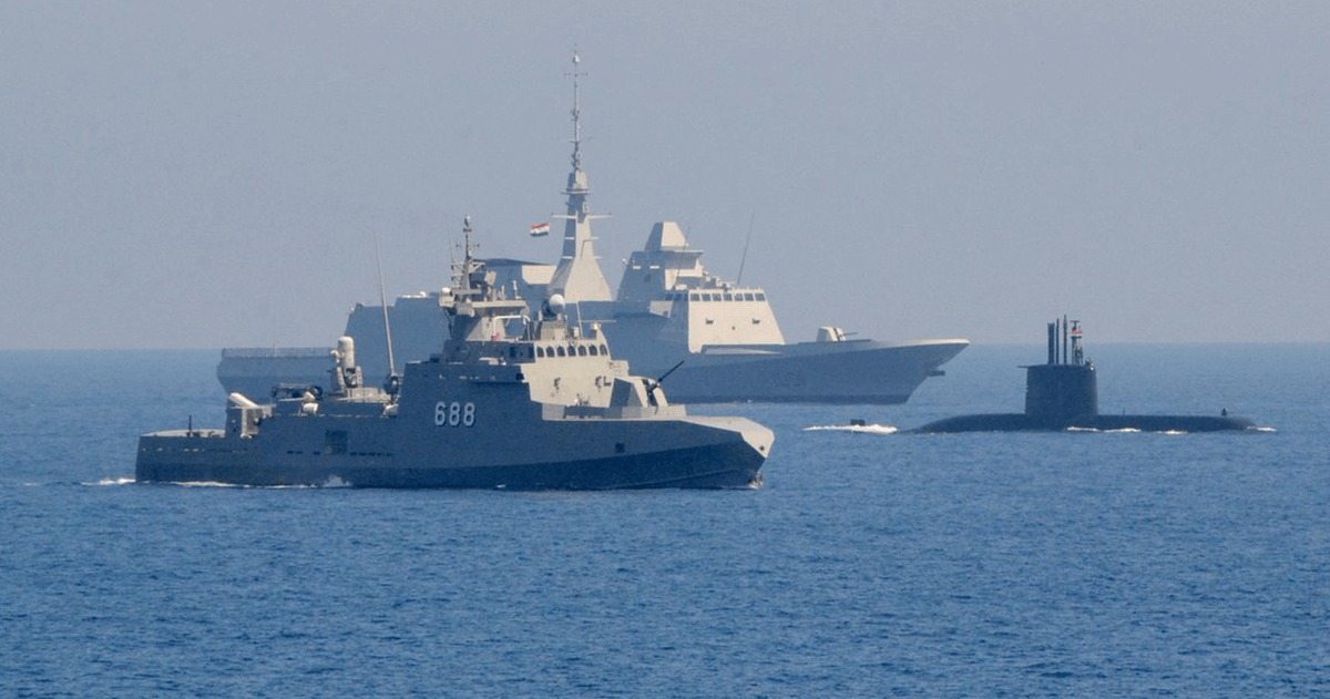 egyptfwd's tweet photo. Naval Special Forces carried out a raid on a coastal target using speed boats that were pushed from a Mistral helicopter carrier.
#EgyptForward #Hasm2020 #Egypt #MiddleEast | #حسم_٢٠٢٠ https://t.co/KbFS4RmIgx
