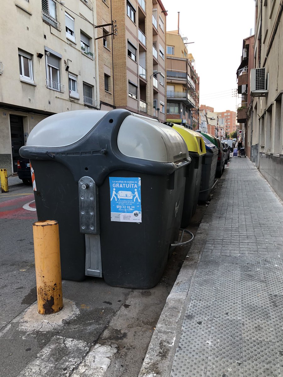 laurareyesruiz's tweet image. Menys d’una hora ha passat entre aquestes dues fotografías... sisplau demano civisme per el bé de tots/es. Perquè volem Sabadell net. @Aj_Sabadell @AVLaCreuAlta @sbdterritori