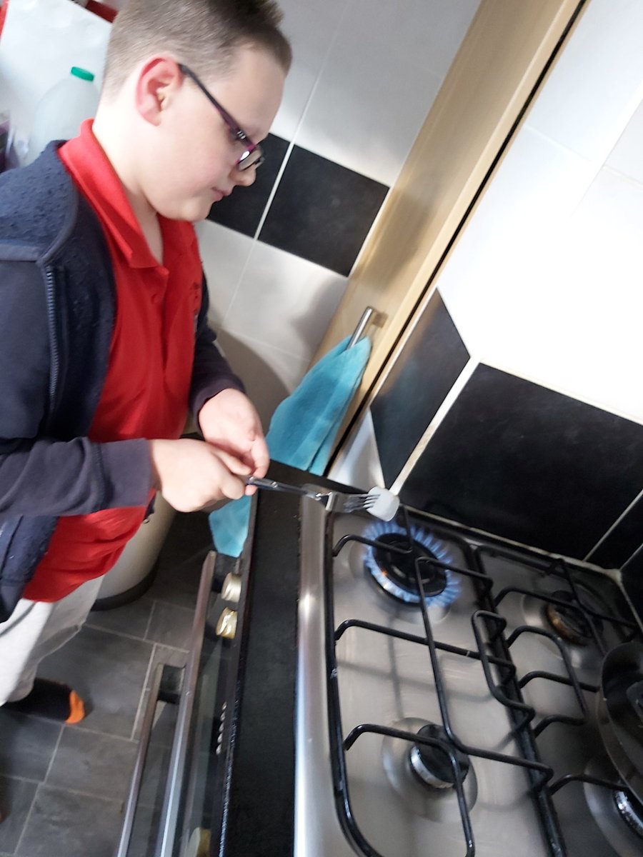 miss_piggin's tweet photo. We haven't got a campfire in our garden so we made s'moors in the kitchen @UKScouting @12MorleyScouts @slamscouts 
#TGIWeekender #team12th https://t.co/22s8Kq8GJ4