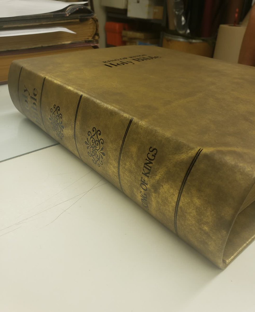 rosbookbinding's tweet image. Swipe to see the before! We used a very unique leather for this new cover.