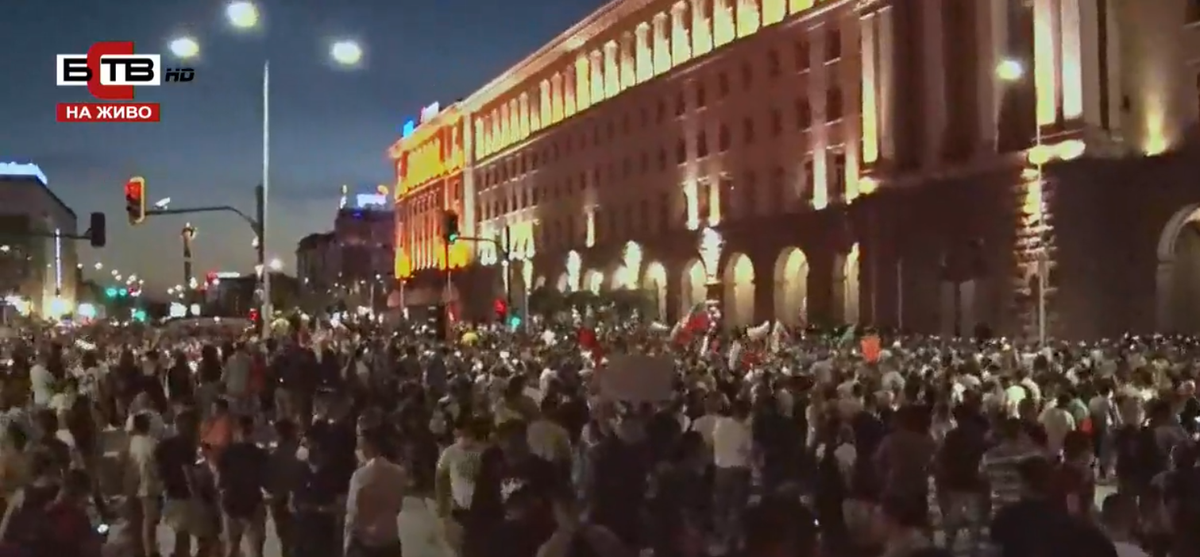 It is 10 pm in #Bulgaria but even the silence of EU leaders supporting the #MafiaState cannot silence the people.

#RuleOfLaw 

#Bulgaria