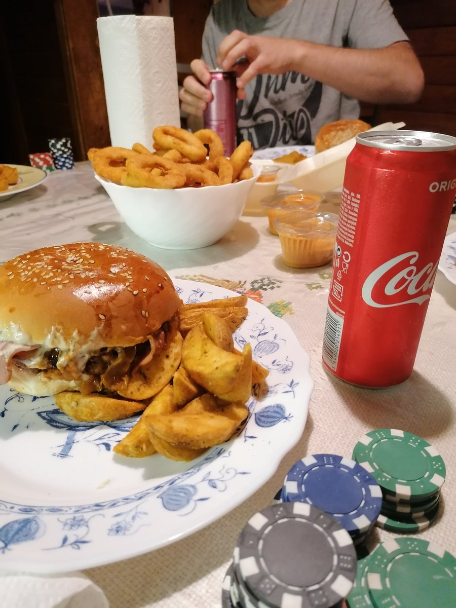 peropan1's tweet photo. Kamnik ima dobro burger sceno #mangoop https://t.co/P63dOT1D4h