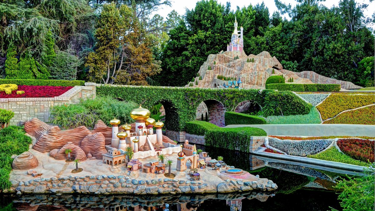 Storybook Land Canal Boats:A LOT: Alice in Wonderland, Peter Pan, Snow White, Cinderella, The Adventures of Ichabod and Mr. Toad, PinocchioThree Little Pigs (1933) 8 minAladdin (1992) 90 minLullaby Land (1933) 8 minFrozen (2013) 102 minThe Little Mermaid (1989) 83 min