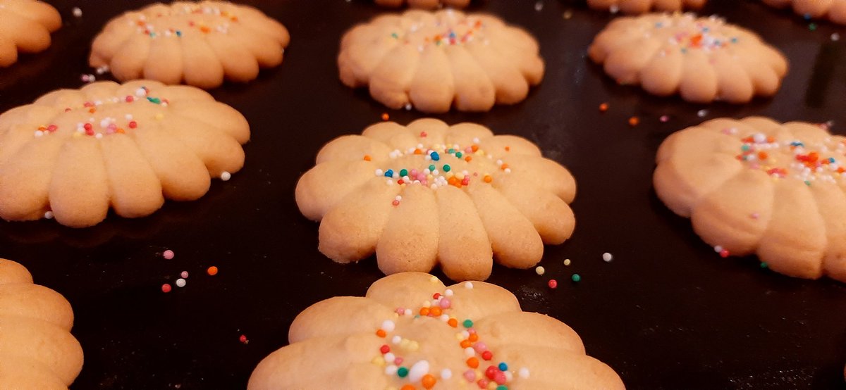 Basani_H's tweet image. Something floral!🏵 #Thalinahs #CT #BakedToOrder