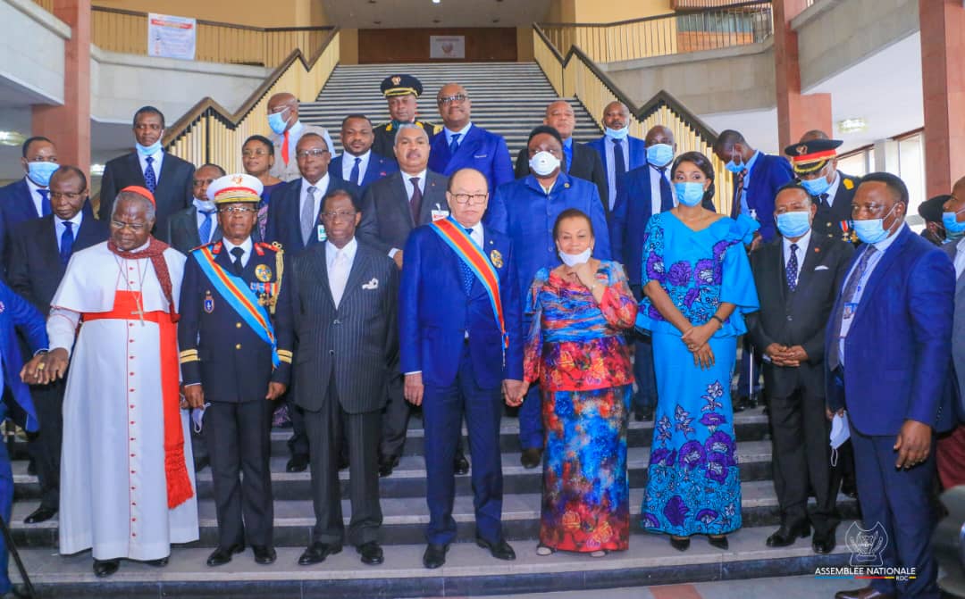 JeanineMabunda's tweet photo. J'ai félicité le Président honoraire du Sénat Léon Kengo Wa Dondo, élevé au rang de grand cordon de l'ordre des héros nationaux et pour le vernissage de sa biographie. Sa longue carrière au service de la Nation et son oeuvre sur l'histoire politique de notre pays sont à saluer. https://t.co/dgQZLjgC6G