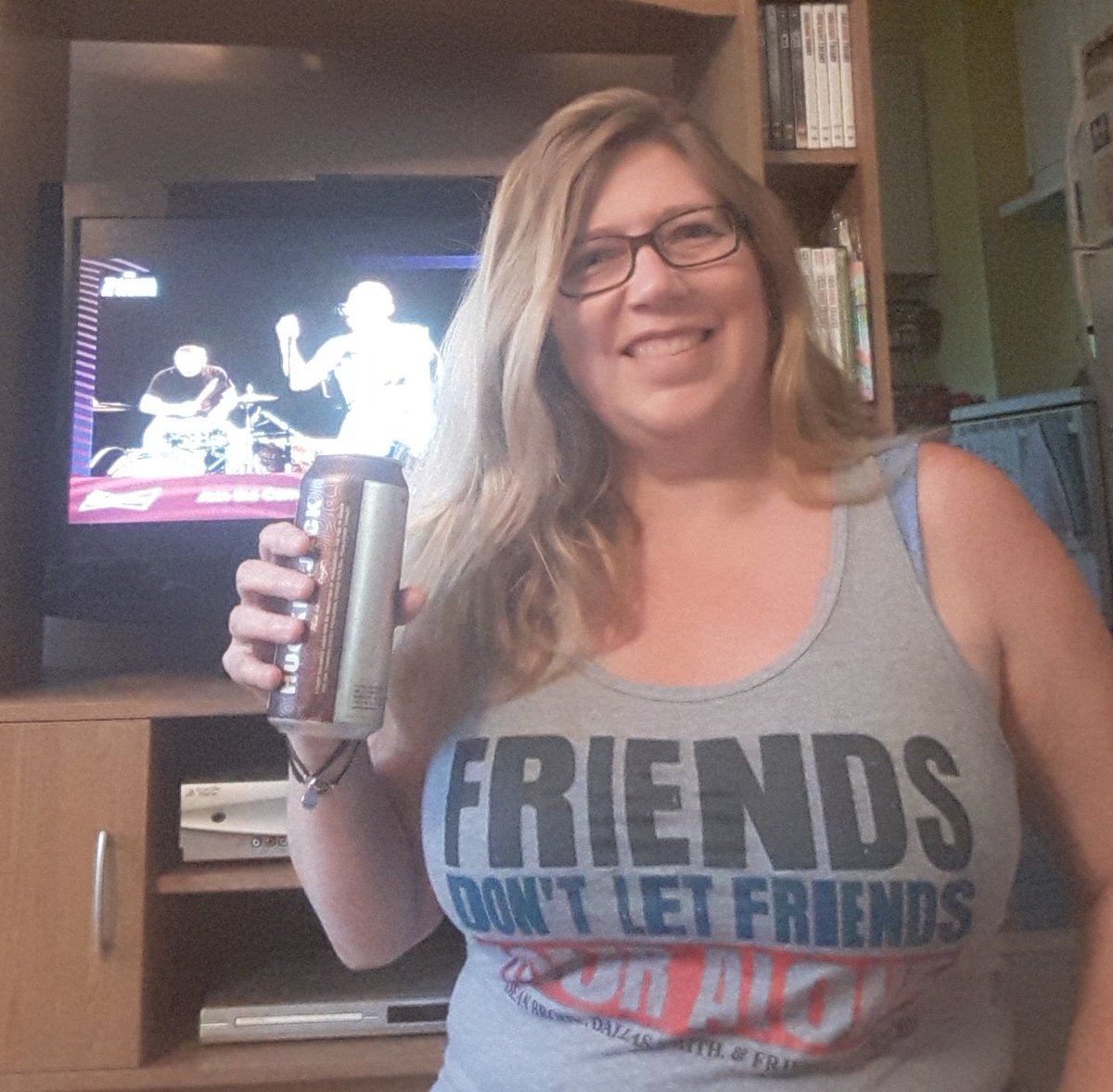 tammyrey20's tweet photo. Enjoying some @dallassmith and then @deanbrody on the Budweiser Stage at home convert, while trying Gucklejack beer.  Remembering the September 2019 concert in Toronto. 
#budweiserstageathome
#citytv #dallassmith #deanbrody 
#hucklejack #canadiancountryboys https://t.co/8UEcZaNBsA