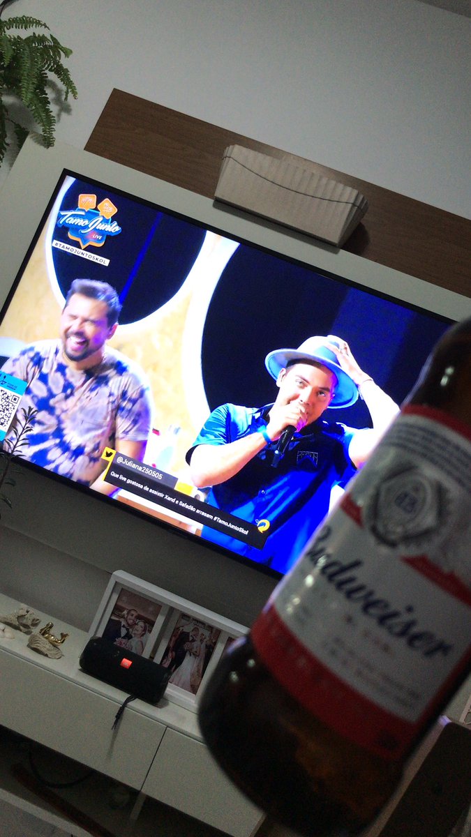 Hananyoliveira's tweet photo. O @XandAviao e o @WesleySafadao me obrigam a beber.  #TamoJuntoSkol https://t.co/1EtOne1VQc