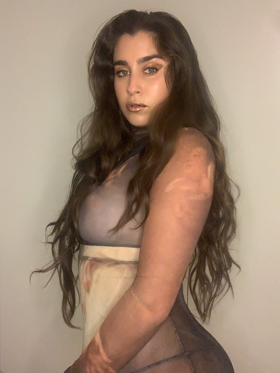 LaurenJauregui's tweet photo. Esa niña e' intelligente, tan hermosa🌙
Dress by #ALEJANDRO pt II https://t.co/6fgMCzHV4p