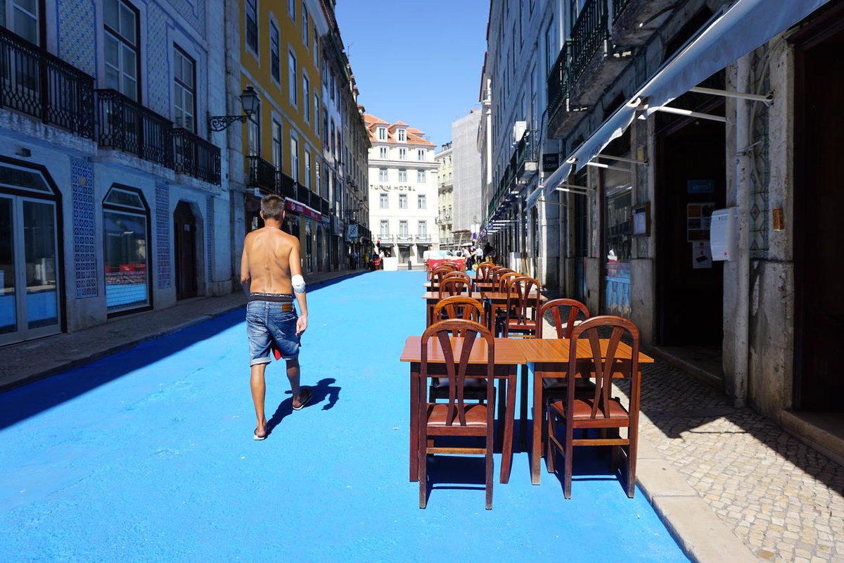 JorgeCarmo9's tweet photo. Villes. À #Lisbonne, on repeint des rues en bleu. À l’heure où tout le monde parle du reconfinement à Lisbonne, la capitale portugaise a décidé de réserver certaines rues aux piétons et terrasses pour que la vie reprenne des couleurs. https://t.co/LJaJ9nruLH via @courrierinter https://t.co/CKDgIrJMyq