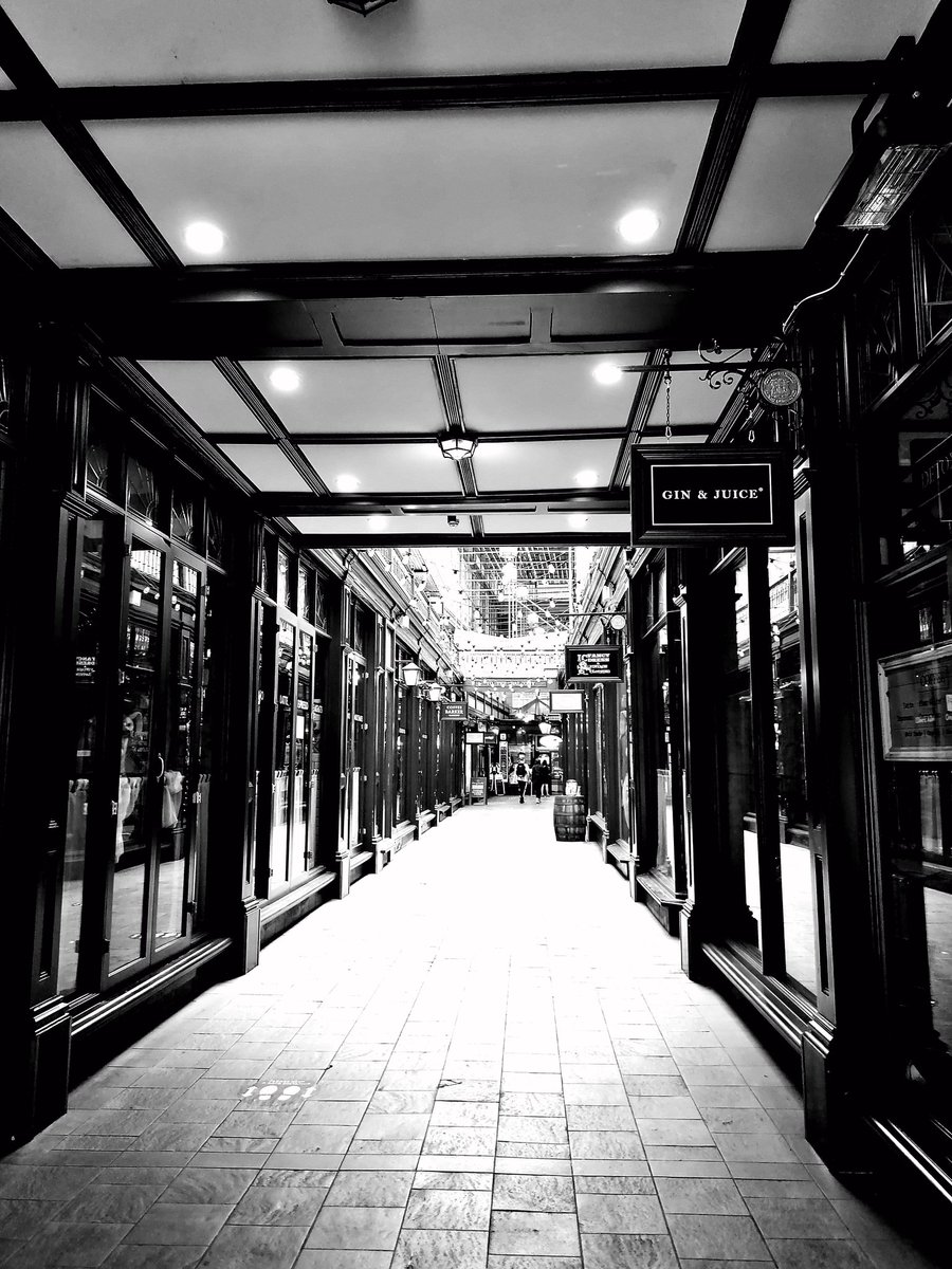 slthomas130170's tweet photo. First trip into Cardiff for almost 4 months and although most places closed it was so lovely just meandering down arcades and visiting the castle grounds. #lovethediff https://t.co/unLWzpEe7l