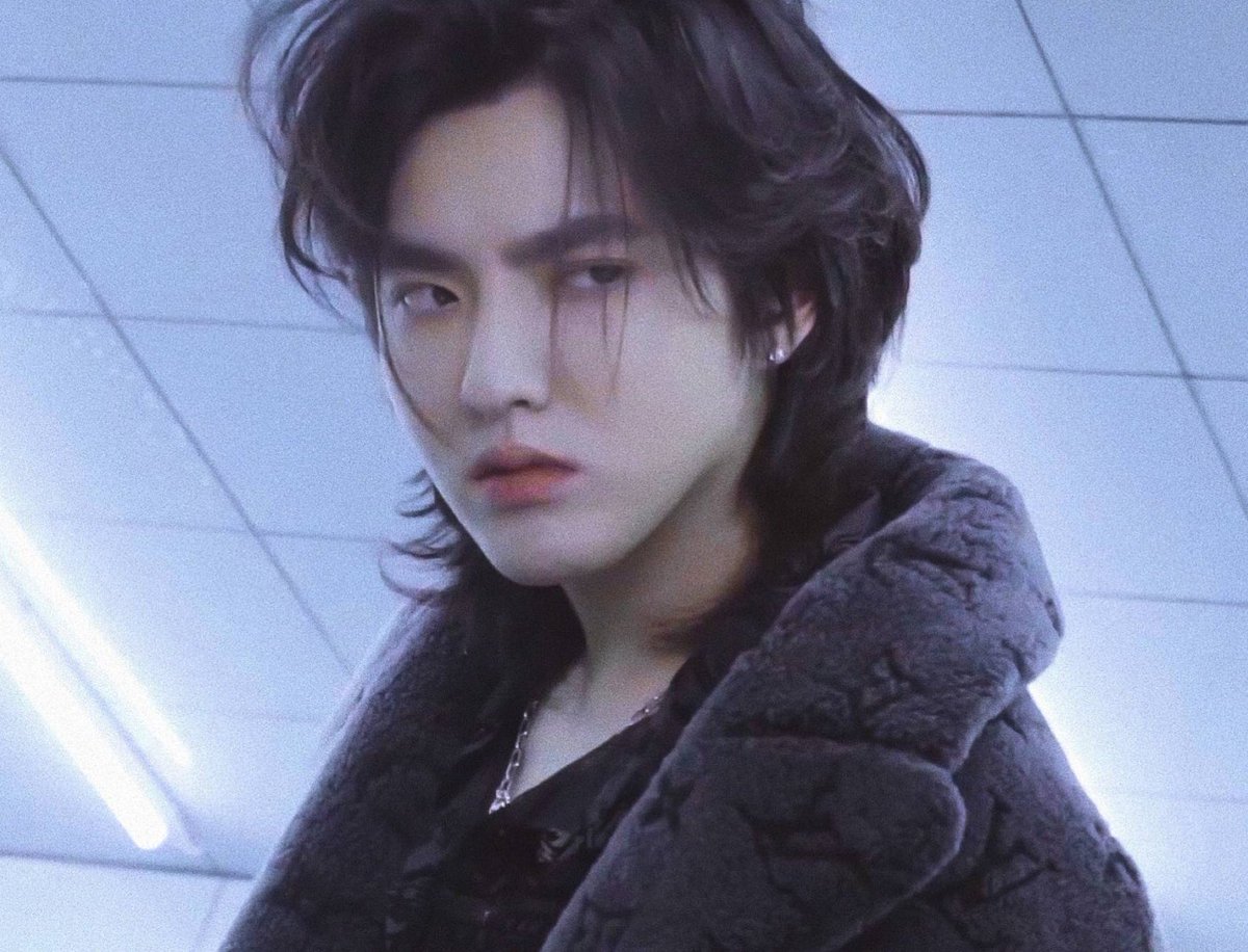 kris wu long hair