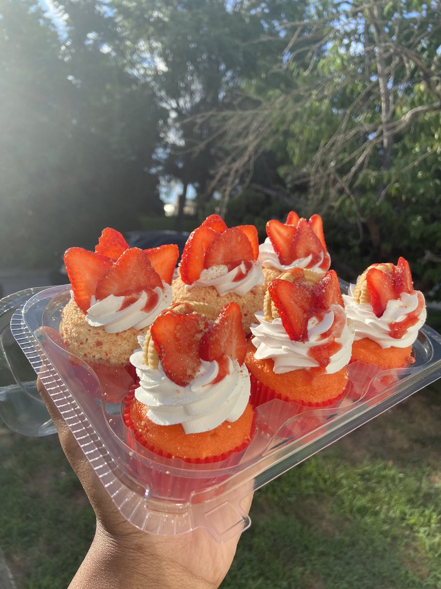 KayTellsSweets's tweet image. It costs $0.00 to retweet and help me get exposure. I am a Baltimore baker (self taught). I have over 25 flavors with tons of variations. I do cakes, cupcakes, everything. These are my shorties in the crunch fanned and the regular fanned style.