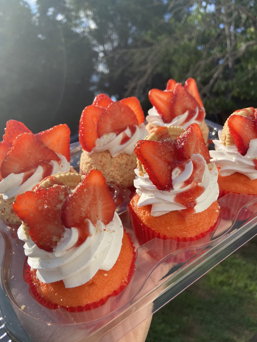 KayTellsSweets's tweet image. It costs $0.00 to retweet and help me get exposure. I am a Baltimore baker (self taught). I have over 25 flavors with tons of variations. I do cakes, cupcakes, everything. These are my shorties in the crunch fanned and the regular fanned style.