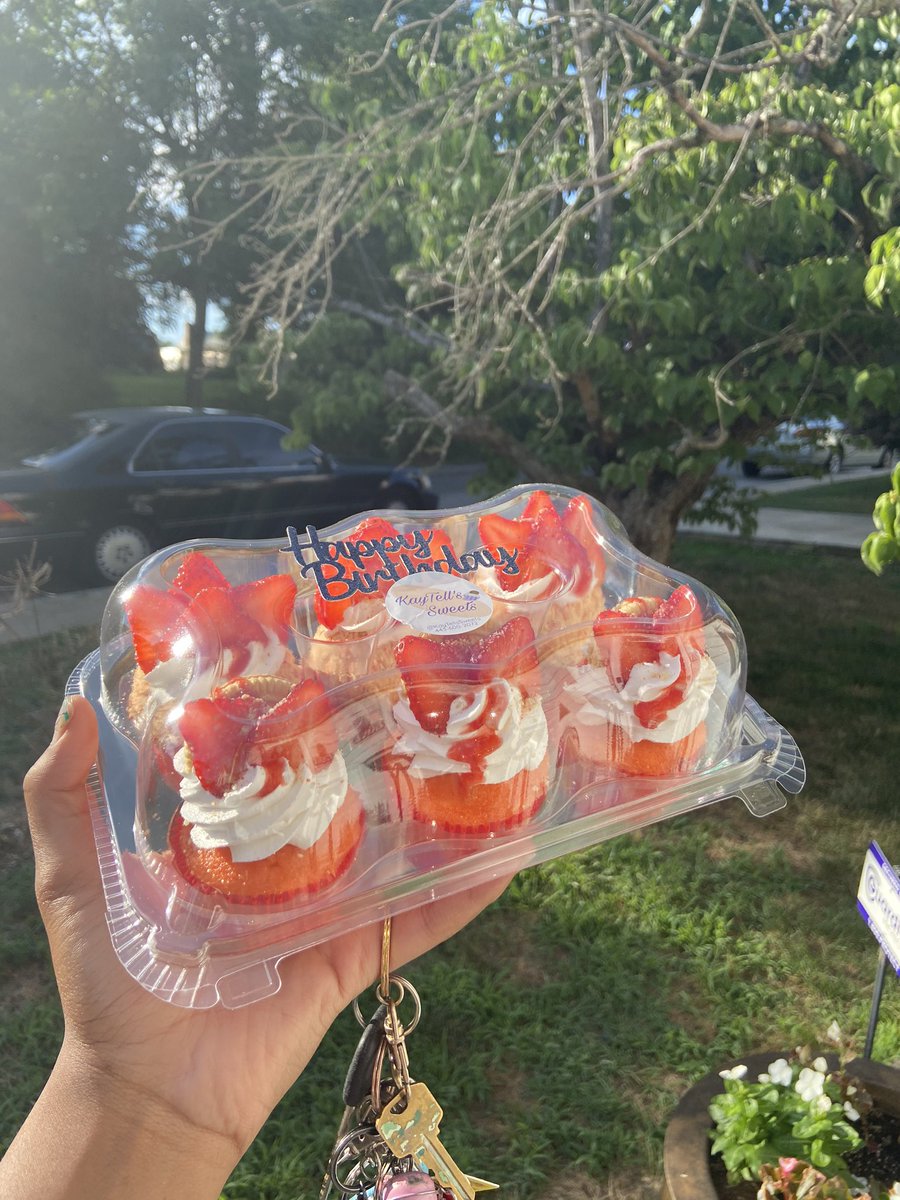 KayTellsSweets's tweet image. It costs $0.00 to retweet and help me get exposure. I am a Baltimore baker (self taught). I have over 25 flavors with tons of variations. I do cakes, cupcakes, everything. These are my shorties in the crunch fanned and the regular fanned style.