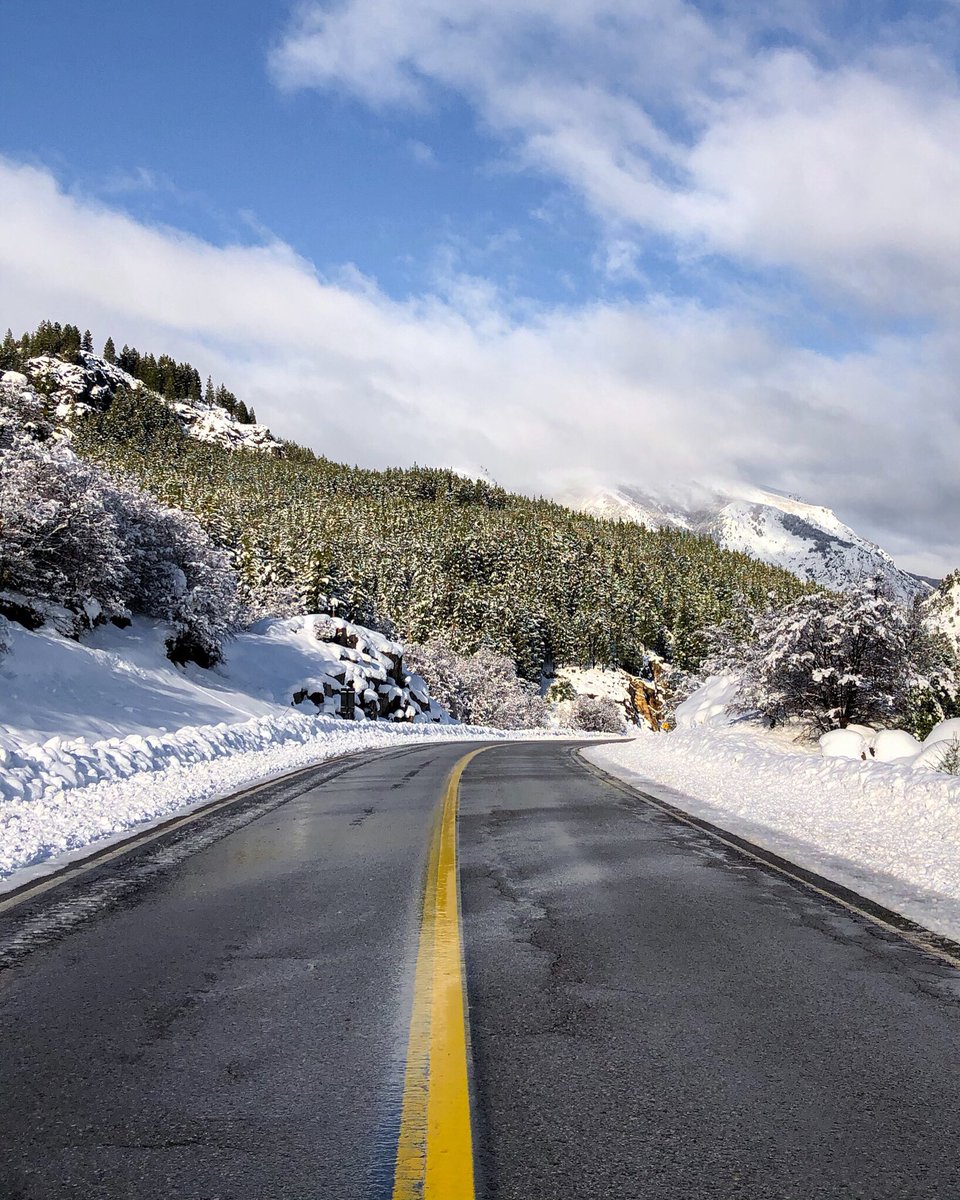 camino de los siete lagos es considerado por muchos como uno de los tramos de la Ruta 40 más lindos. 🌲🚐 ¿Ustedes que piensan? 
.
#SanMartinDeLosAndes #Ruta7Lagos #Patagonia #ProntoVolveremosAVernos