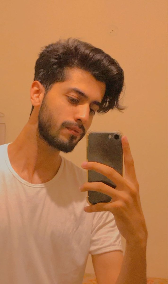 YaarTahaWhy's tweet photo. Throwing up with same pose https://t.co/Jhckqz9TcC