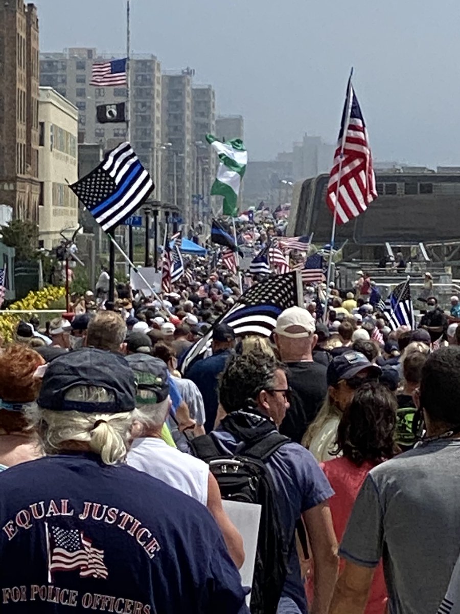 JoeFox's tweet photo. What a peaceful rally looks like. Honored to walk with 5000 people to show our support for police officers and civility. Please be hopeful everyone. This will not turn around tomorrow but it eventually will as every day more voices speak up over the intimidating groupthink https://t.co/NepXCApgBP