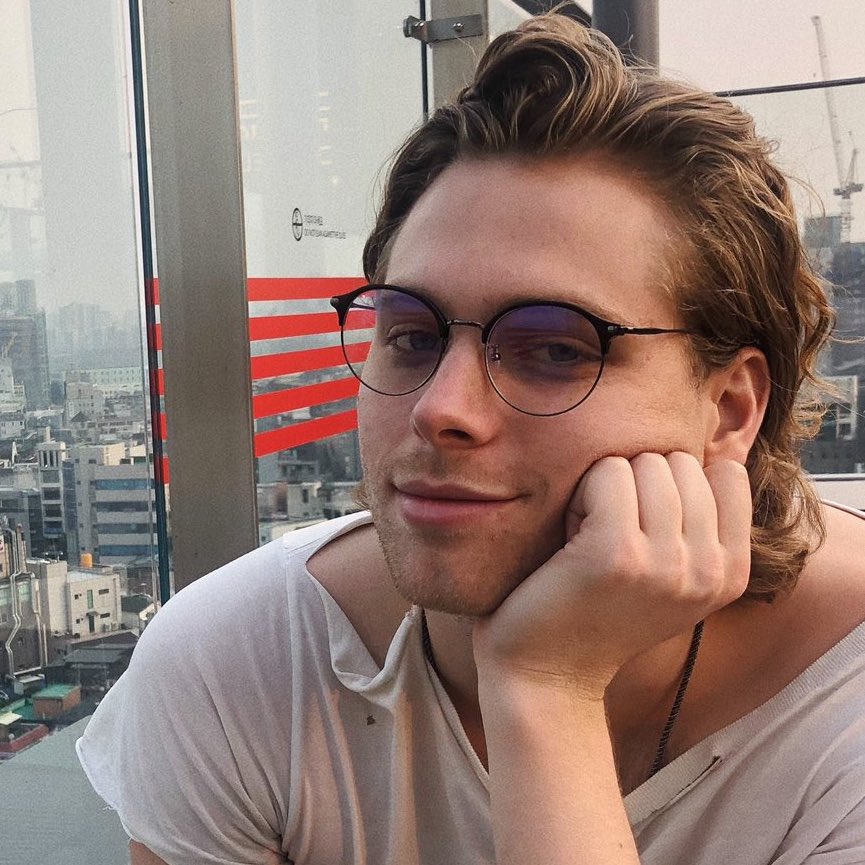 girlstalkcurls's tweet photo. luke hemmings in glasses is a big YES from me https://t.co/UU7yRJYBio