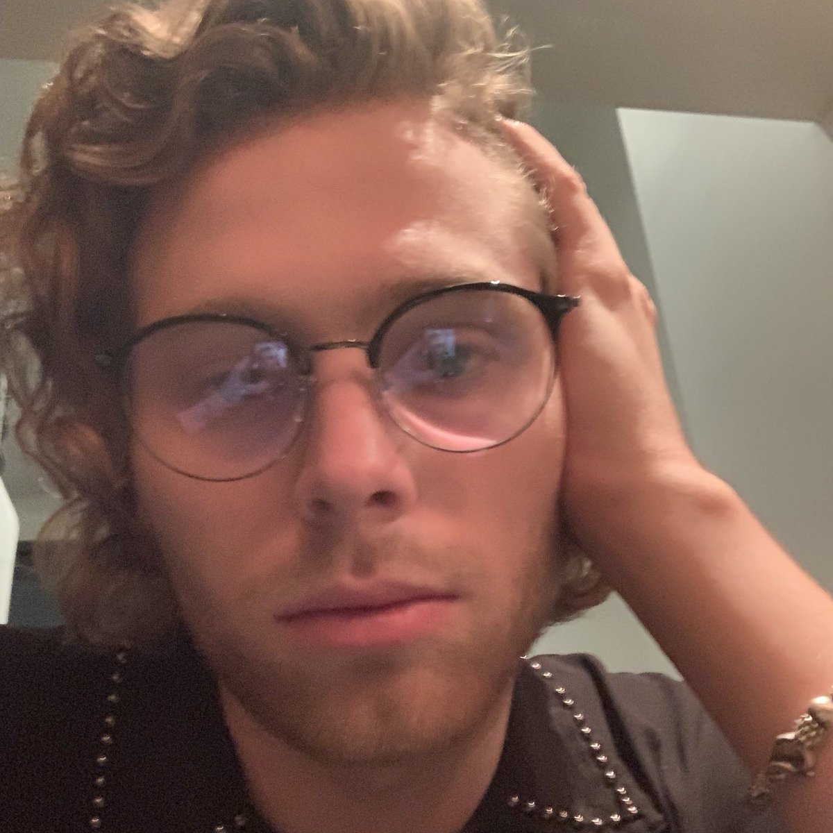 girlstalkcurls's tweet photo. luke hemmings in glasses is a big YES from me https://t.co/UU7yRJYBio