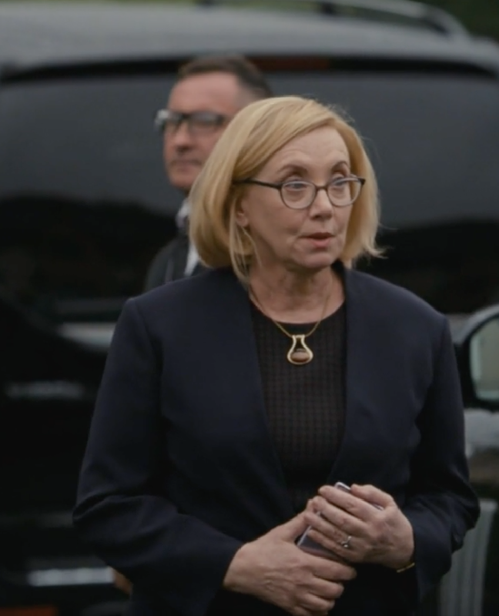 #32: Cool necklace! Interesting color mixing, black and blue, but she's a professional.