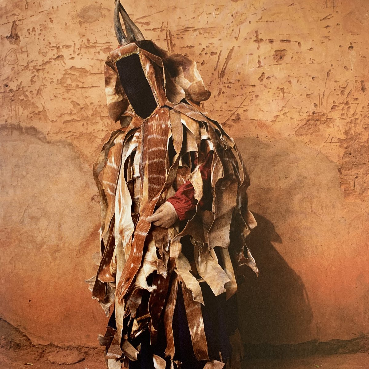 5/ Chika Okeke-Agulu on masking in Africa:“Contemporary masking inhabits a space in which faith in new religions combines with residual beliefs in indigenous metaphysics to produce ontological uncertainties”