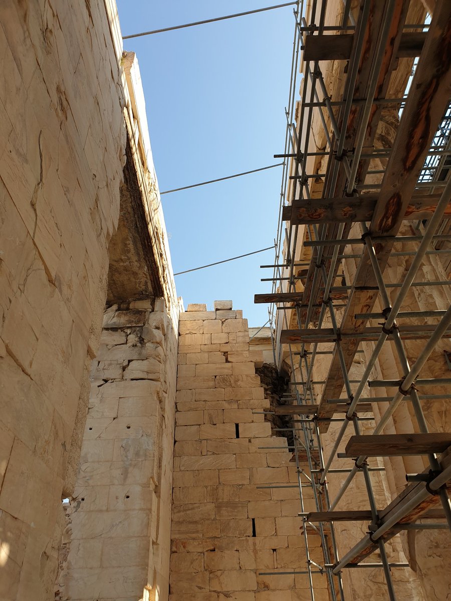 Of the mosque, only part of the minaret remains (see below). The clearing of the  #acropolis has taken places in stages & is entrenched in European ideas about the classical architecture + privileging classical heritage, a project that nationalists have embraced. #medievaltwitter