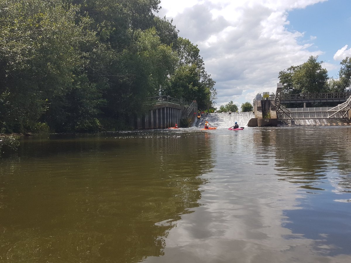BennettDofE1's tweet photo. Our second Y9 kayak club saw another 9 students paddling 13km from Tonbridge to Yalding. Brilliant weather and paddle coaches. Thanks to @BeadlesKIA @chrismagicianuk  Ray and Miss Griffiths. @bennettmemorial @DofESouthEast @BennettSixth https://t.co/UaMDjRnGAy