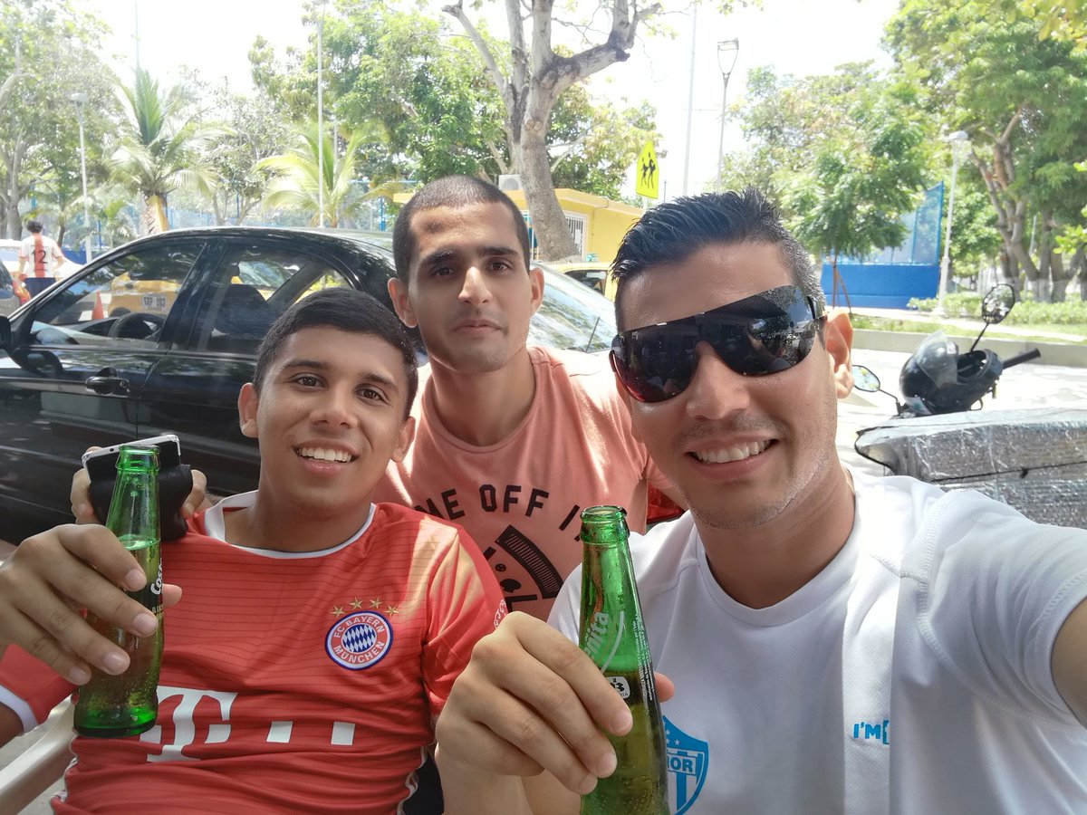 DavidMedina99's tweet photo. Un recuerdo de mis días de fútbol, le enseñaba a los chavales @jdsaade @SergioM6 a tomarse las frias eh! @braper21 @andresrespi https://t.co/pppqJr5X4s