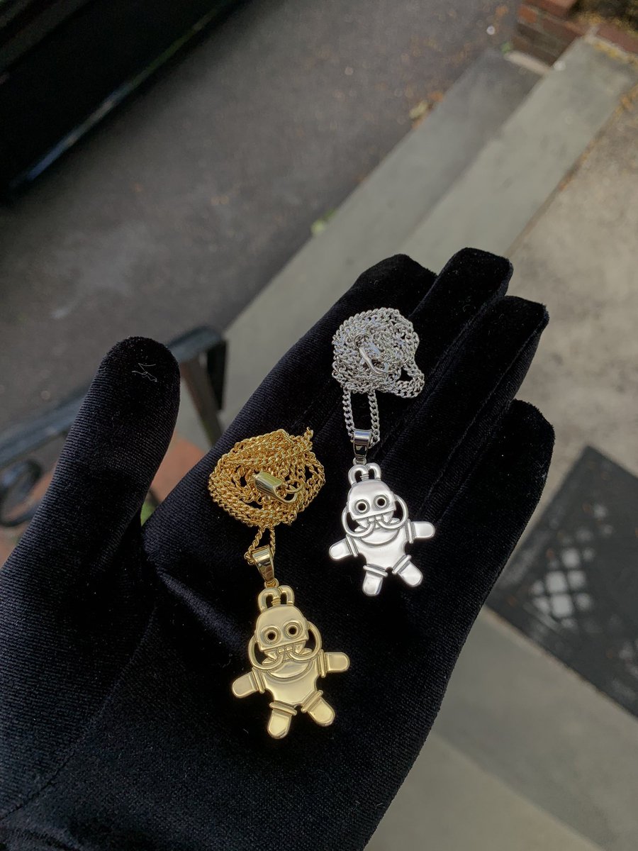 Mac Miller Swimming Tribute Necklace GIVEAWAY! 

Here’s how to enter:
1. Follow @MUSTCAPS
2. RT this post
3. I’ll pick a random winner in 3 days!

Shop directly at: mustcaps.com