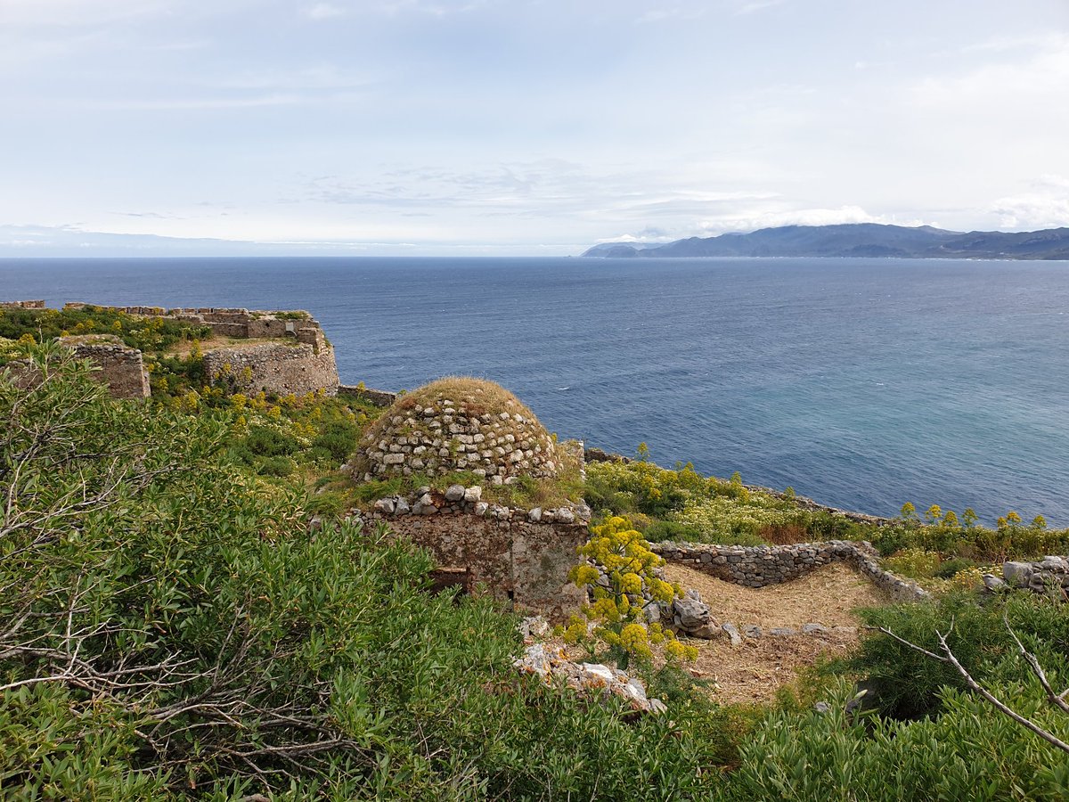 Back to the  #HagiaSophiaMosque debate: all of the monuments & spaces discussed are assemblages with overlapping historical layers that reflect the uses of heritage to privilege certain narratives over others. We need to keep this in mind re: recent events. #medievaltwitter