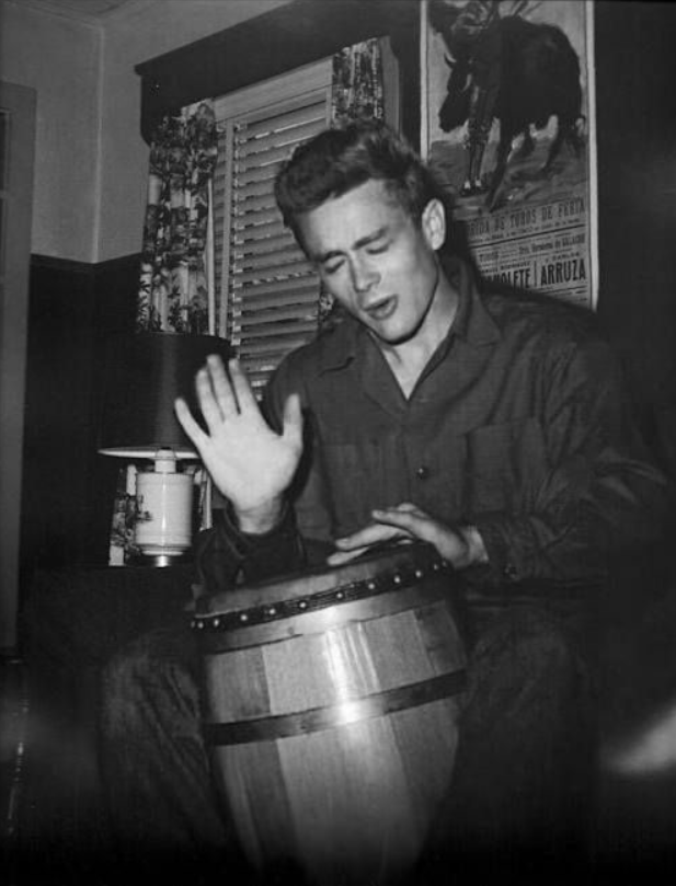 andresmvidal's tweet photo. #JamesDean #IconArtist 
Dime tu nombre en el cuero !
el Mono Dean, el mono Dean 🤣🤣🤣

James Dean en los tiempos del Palladium metiendo mano. https://t.co/JRjw0PDUZ1