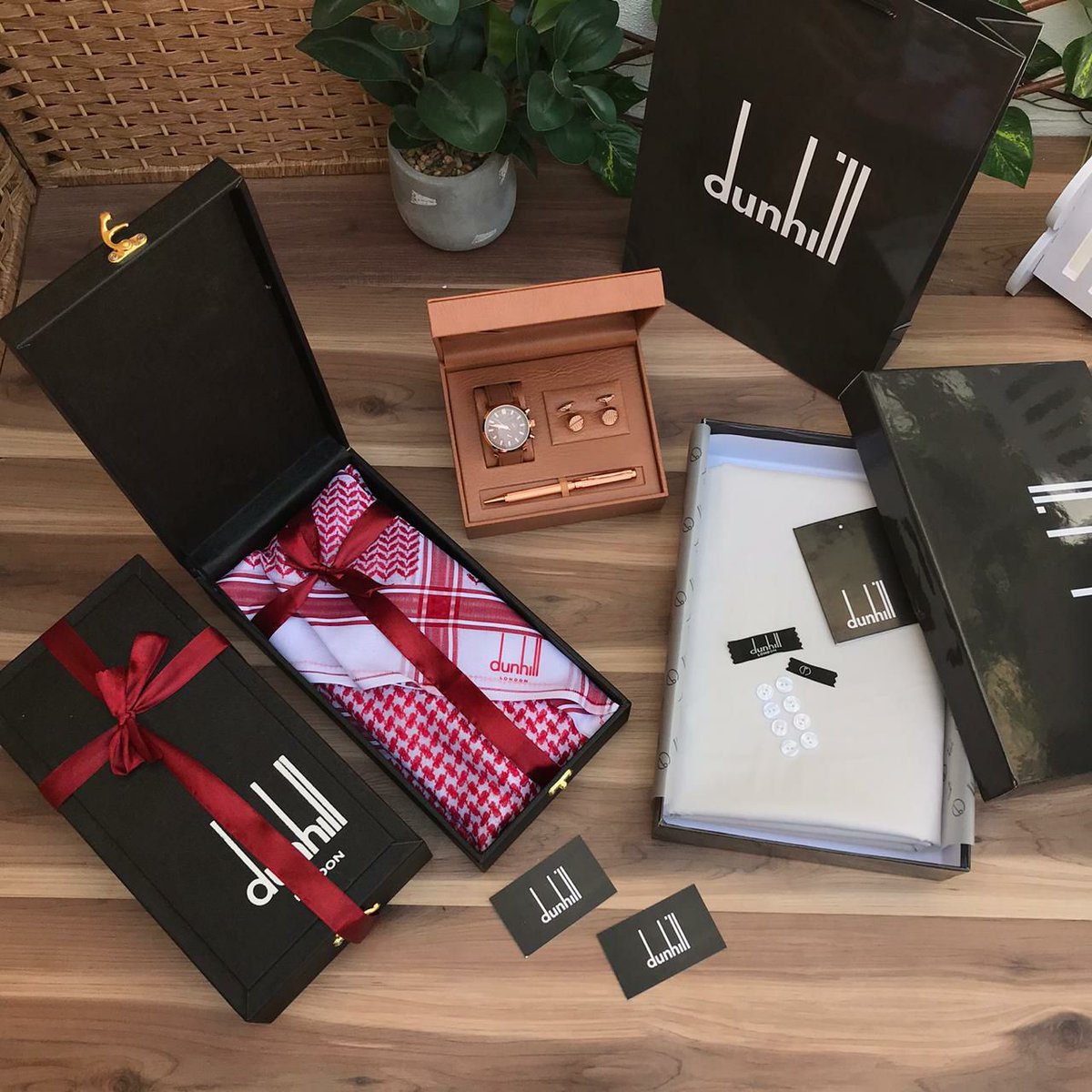 markat2020's tweet photo. طقم كامل من ماركة دنهل 😳😍😍 
اناقية وشياكة 😍  
شماغ أصلي جودة عالية جداا ⁦❤️⁩
ساعة فخمة بانواع والوان مختلفة 
ازرار حفر 8 
كبك فخم 
قلم فخم 😍😍😍 
للتواصل رابط الواتس مثبت في الصفحة الشخصية

#عًّايًّضًً https://t.co/VIgSyVkhn1