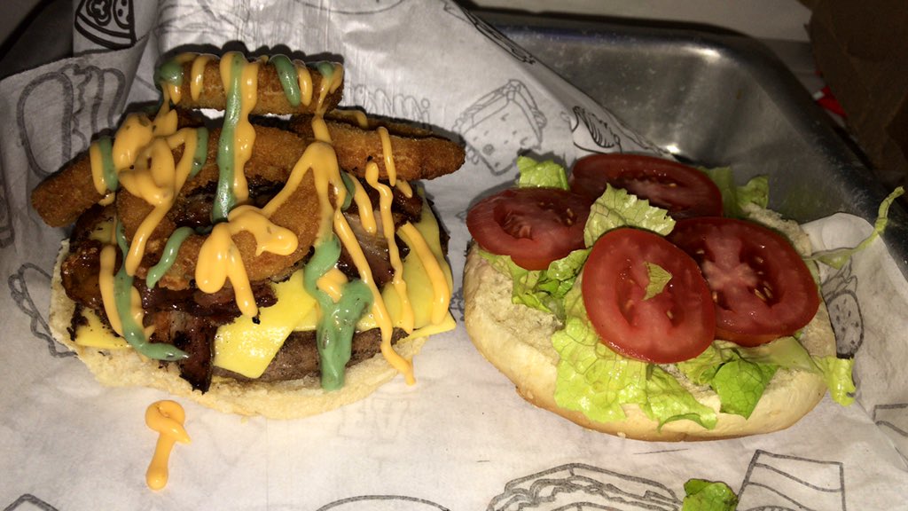 HouseJpa's tweet photo. CHEGOU O NOVO QUERIDINHO DA HOUSE ��ARTESANAL RINGS” 

-Contendo 1 carne de hambúrguer artesanal 
-Onion rings 
-Bacon
-Queijo 
-Molho verde e molho especial 
-Salada
Faça já seu pedido!! https://t.co/ODuqCvSI0G