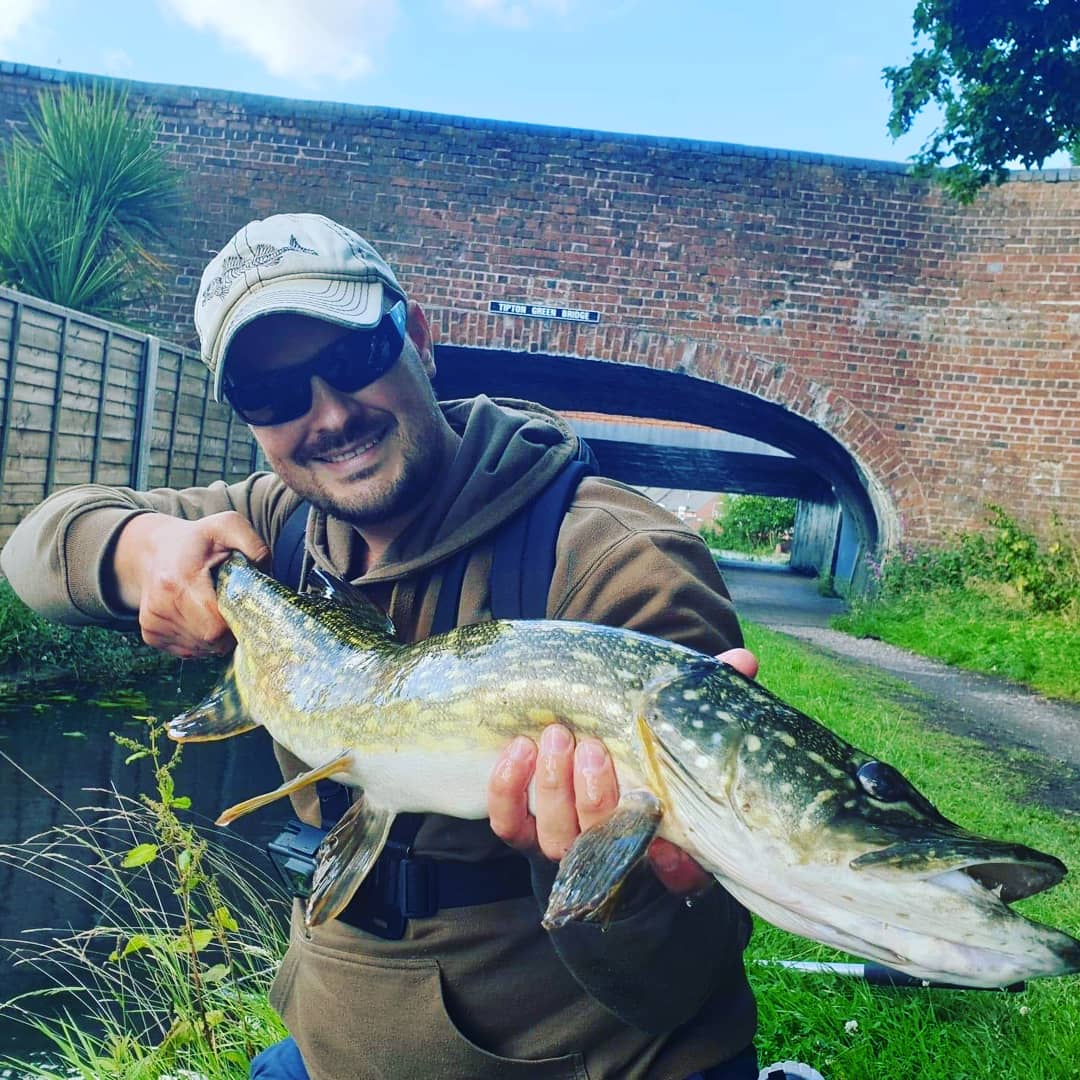 EUAngler's tweet photo. New flies new pikes!! Thanks to @mcfluffchucker Top quality flies and pikes loves them few hrs after work 5takes two in the net and one off them bitten wire trace luckily the water are gin clear so flie rescued!!! #pike #fly #fishing #uk #canals #blackcountry #euangler https://t.co/xhmplCC8V0