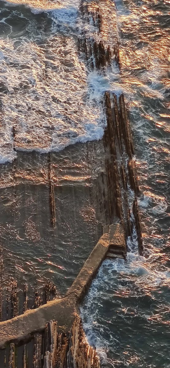 vmrr8395's tweet photo. Otra perspectiva de parte del flysh de la playa de Itzurun.
#zumaia #itzurun #playa #flysch #geoparkea #ShotOnMiNote10
https://t.co/TMix9591tt https://t.co/i2swDPMzsp