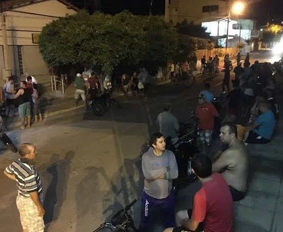 CabaceirasOr's tweet photo. Bandidos assaltando o banco em Cabaceiras 00:00hrs / População indo pra frente do Banco 00:01hrs. Kkkkk https://t.co/bqqeCIxnfG